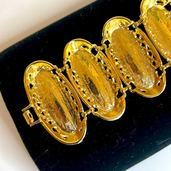 Vintage Red Lucite Panel Bracelet and Matching Clip Earrings Jewelry Set - Picture 5 of 10